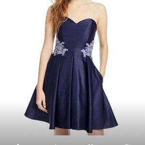 i’m selling this dress because it’s to small.